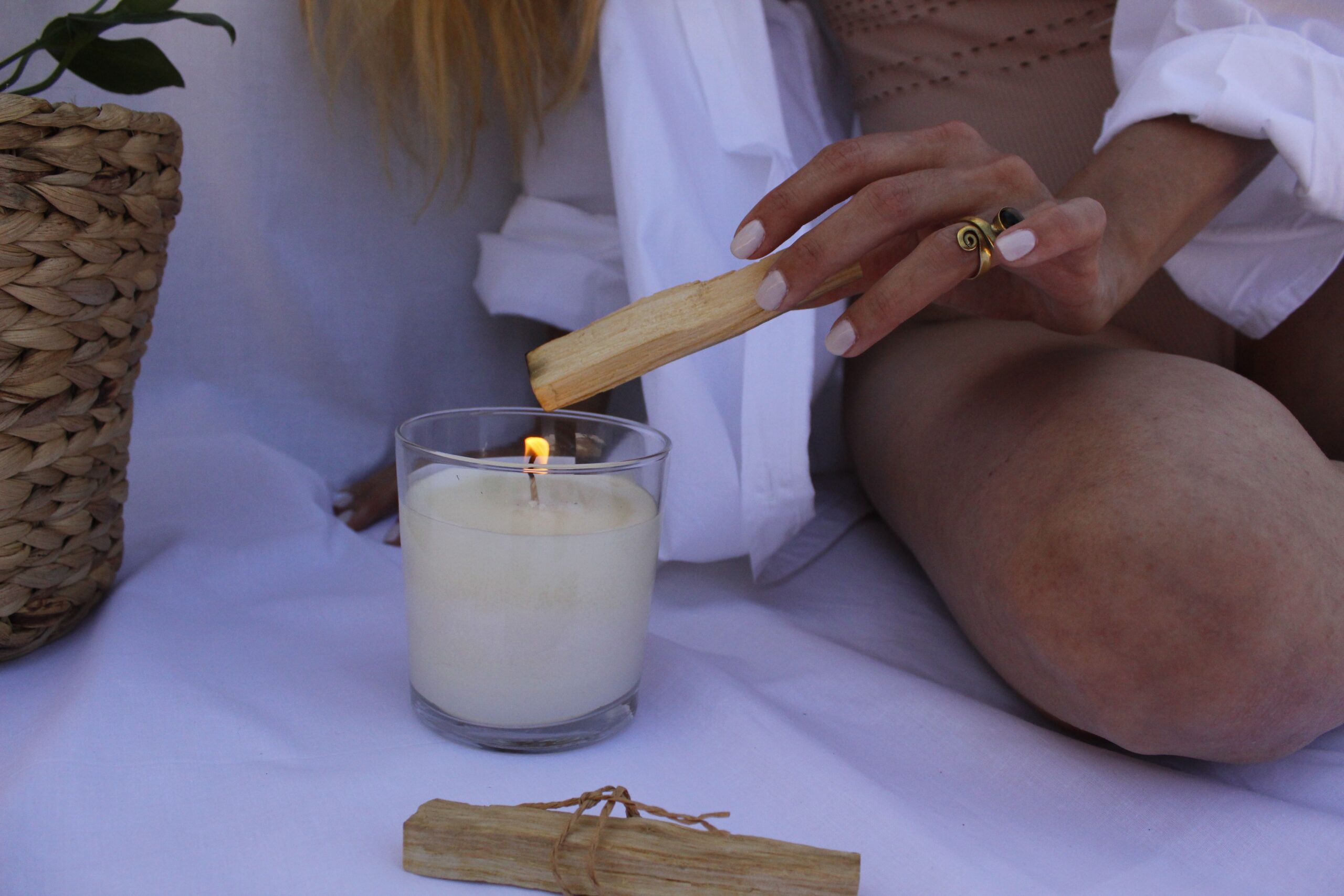 Acendendo o Palo Santo para iniciar a defumação
