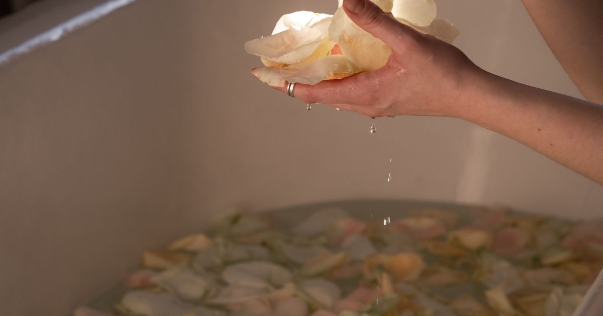 Como preparar banho de rosas