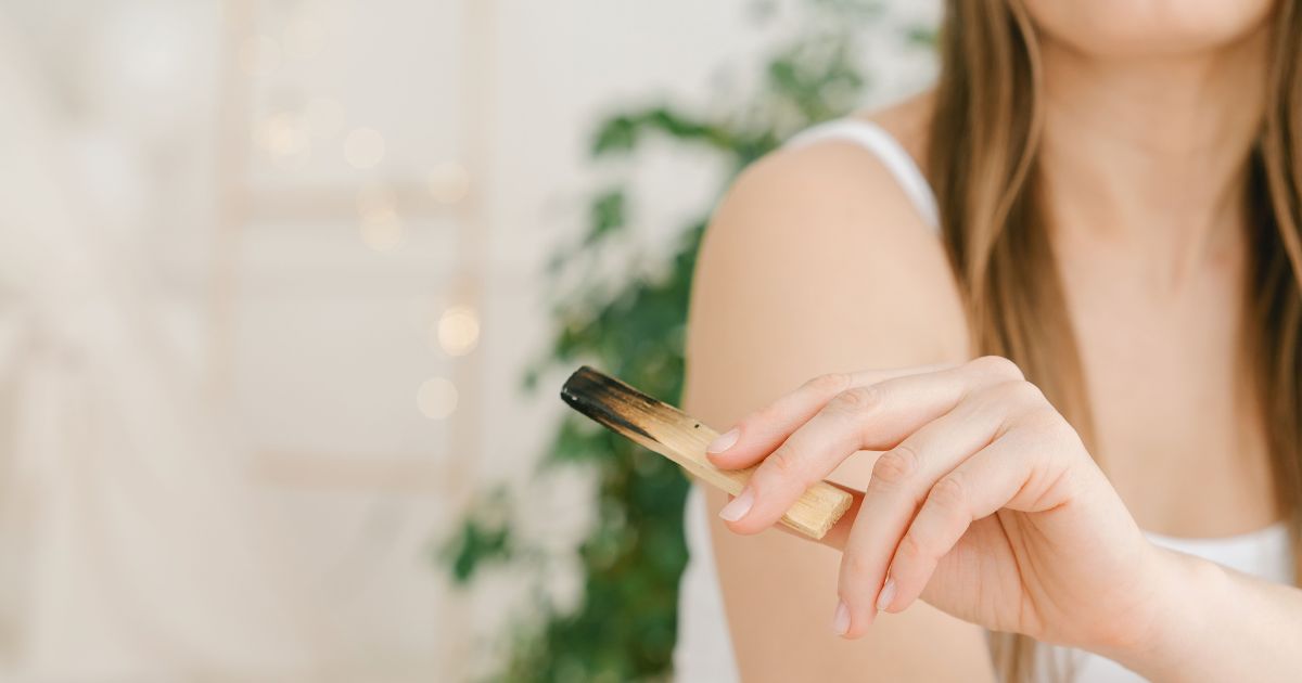 O Poder do Palo Santo no Lar: Benefícios Espirituais, Terapêuticos e Como Usar Corretamente