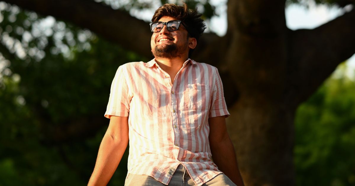 Pessoa feliz representando bem-estar, equilíbrio e conexão entre mente e corpo