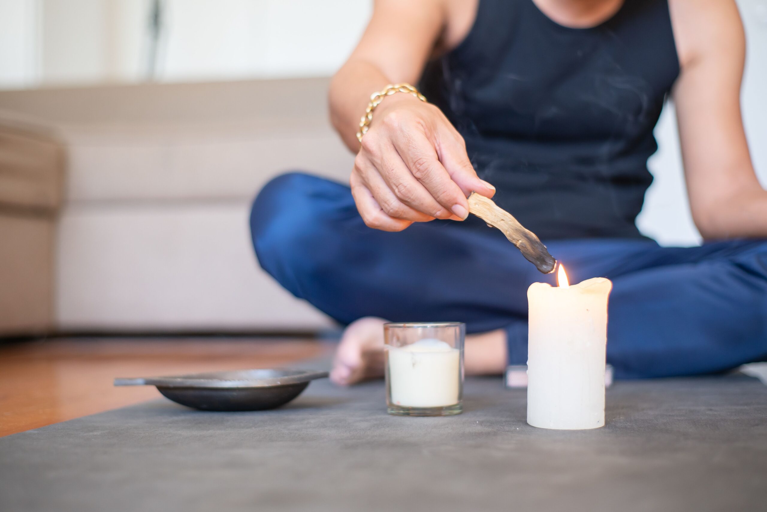 Usando Palo Santo para defumar os ambientes da casa